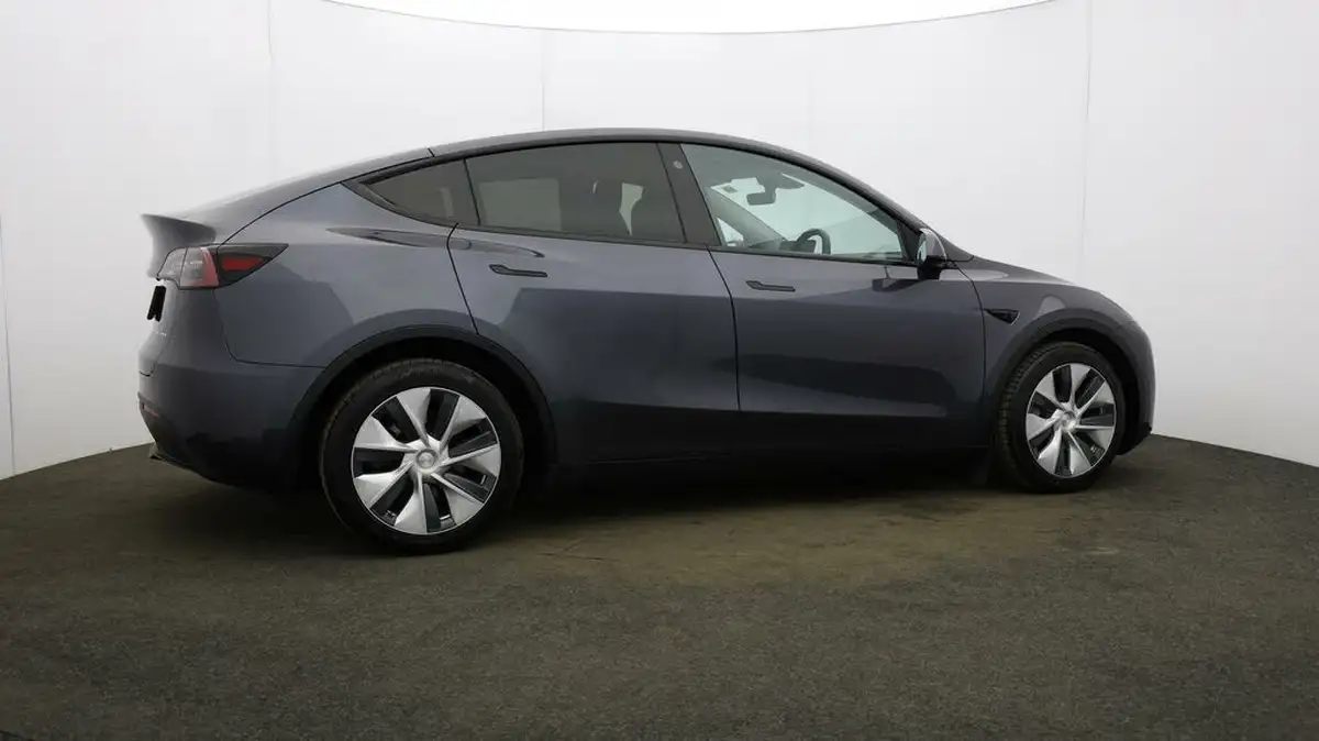 2022-tesla-model-y-e-long-range-big-48