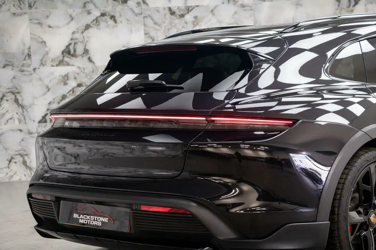 2022-porsche-taycan-e-4s-cross-turismo-big-50