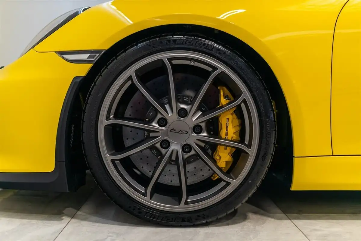2015-porsche-cayman-38-gt4-big-10