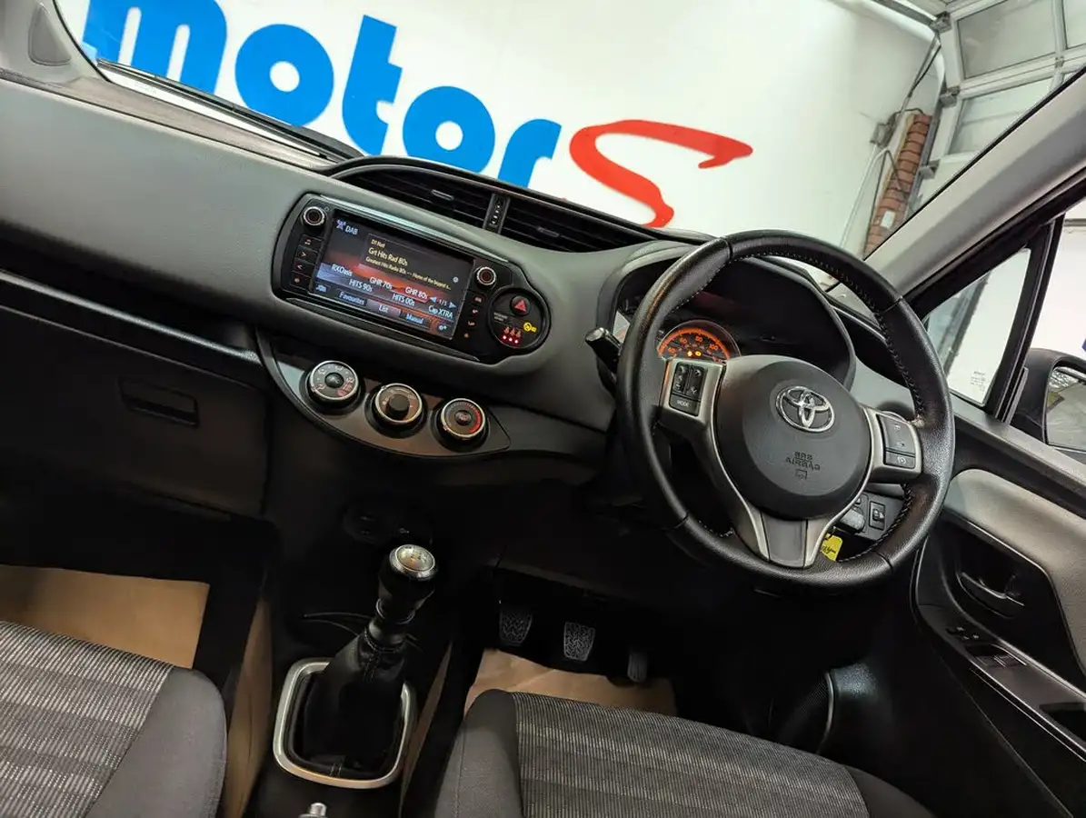 2016-toyota-yaris-133-icon-vvt-i-5d-big-11