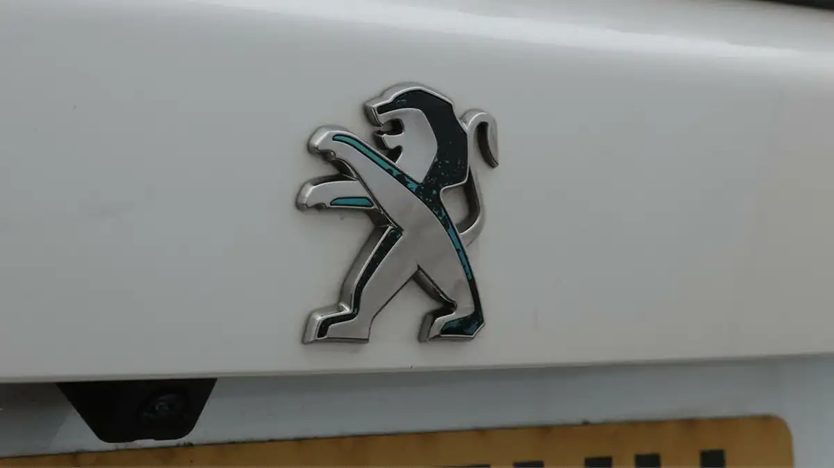 2021-peugeot-2008-suv-e-gt-premium-big-23