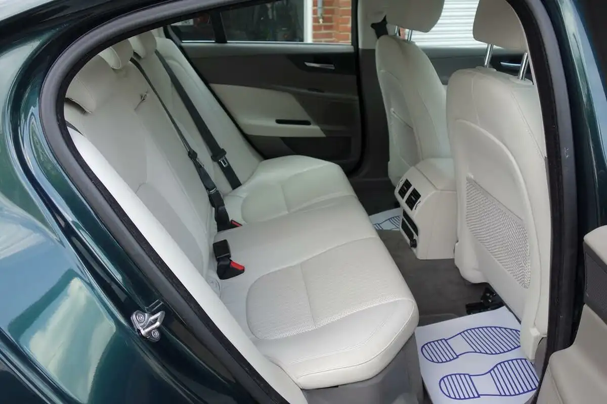 2015-jaguar-xe-20-portfolio-big-18