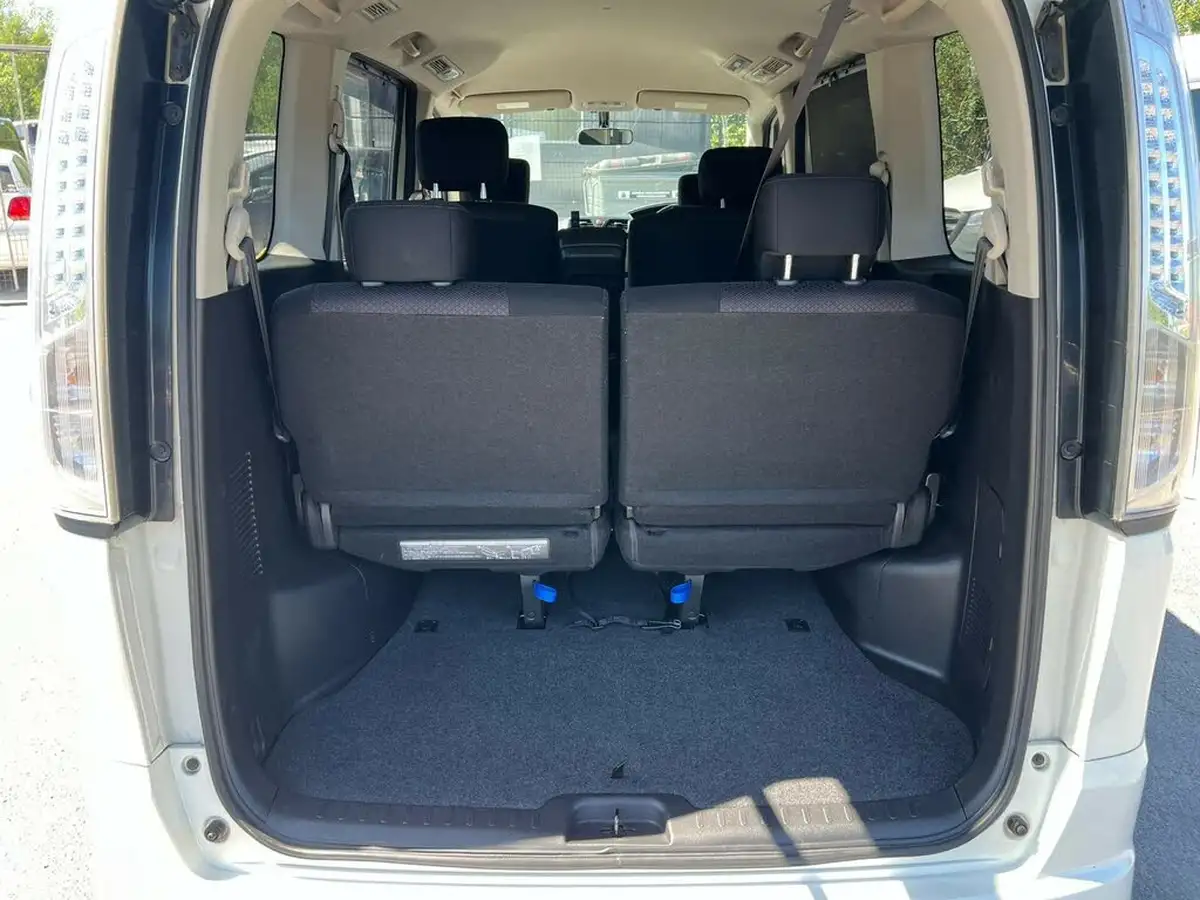 2013-nissan-serena-big-8