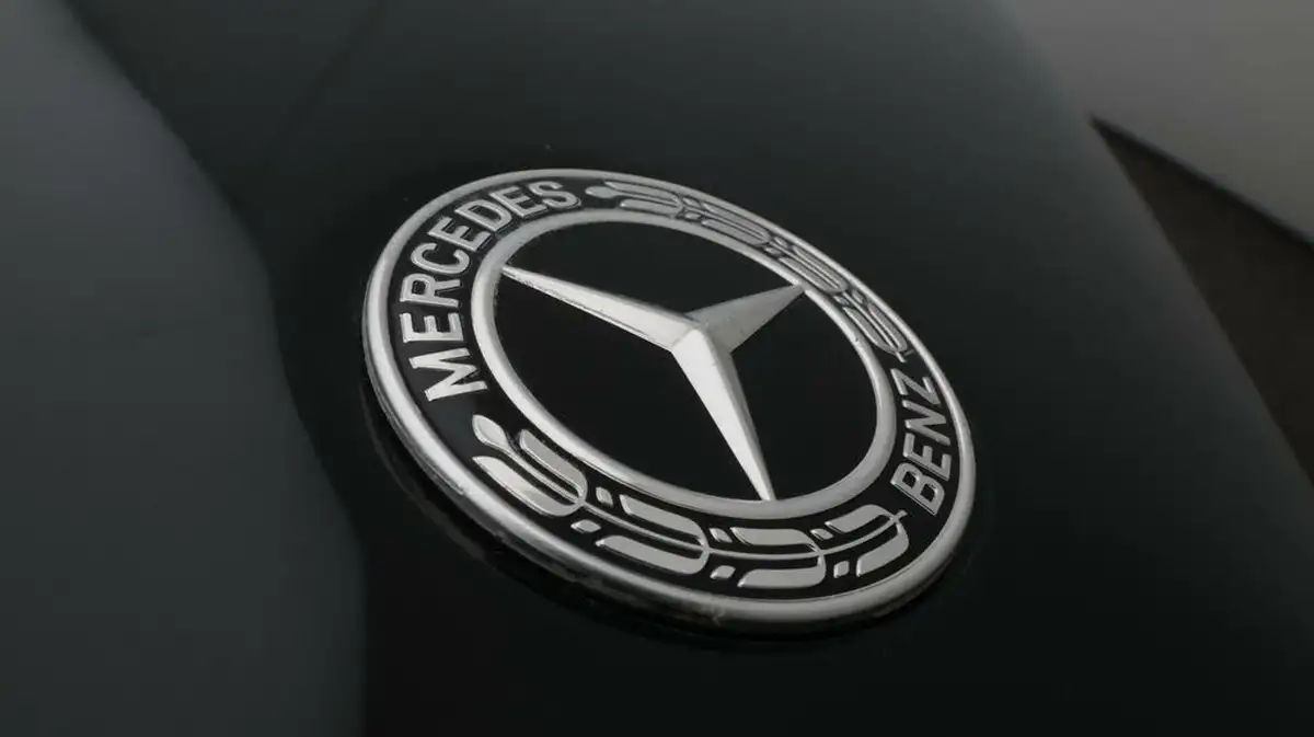 2021-mercedes-benz-a-class-13-a250e-amg-line-edition-hatchback-5d-big-38