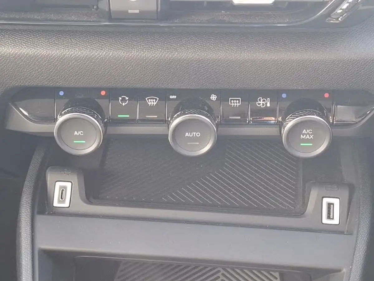 2023-citroen-c4-12-puretech-sense-big-13