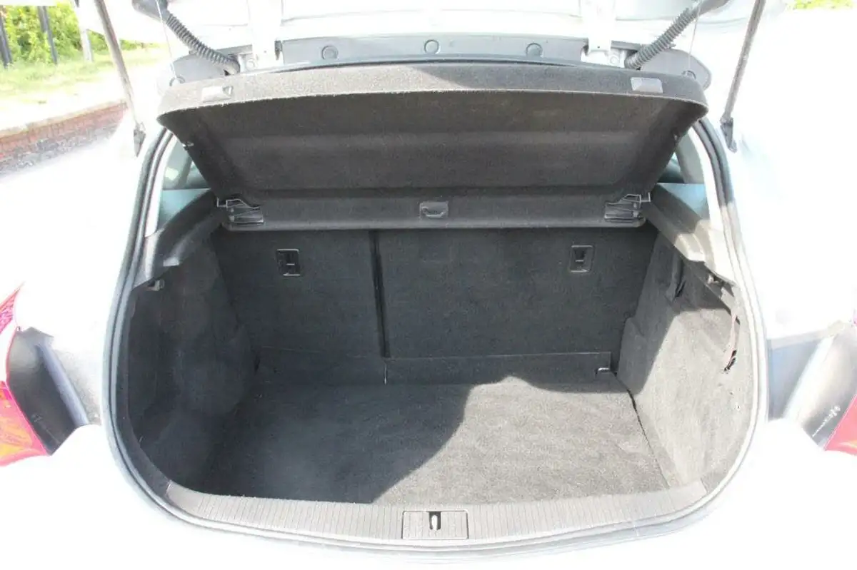 2012-vauxhall-astra-16-active-16v-vvt-big-13
