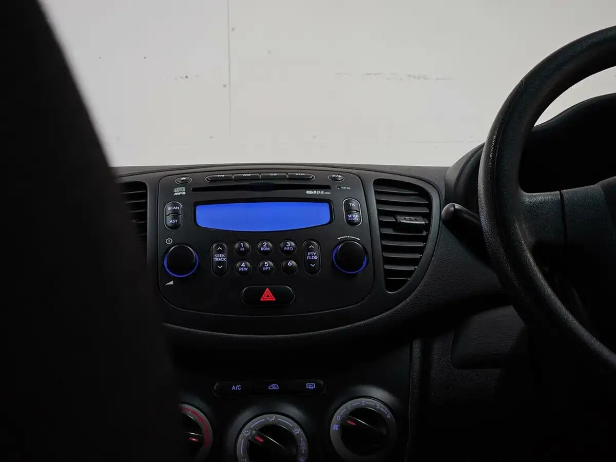 2012-hyundai-i10-12-classic-85bhp-big-30
