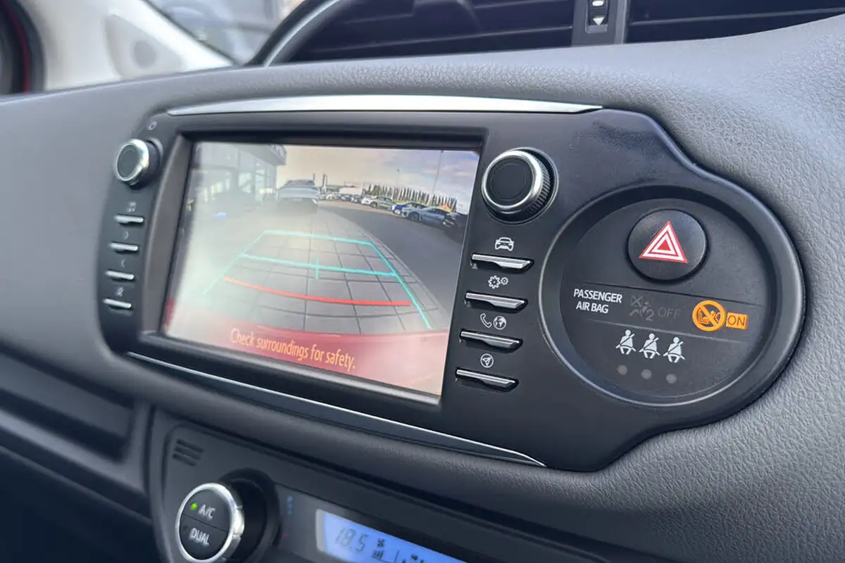 2018-toyota-yaris-15-vvt-i-icon-navi-hybrid-big-35