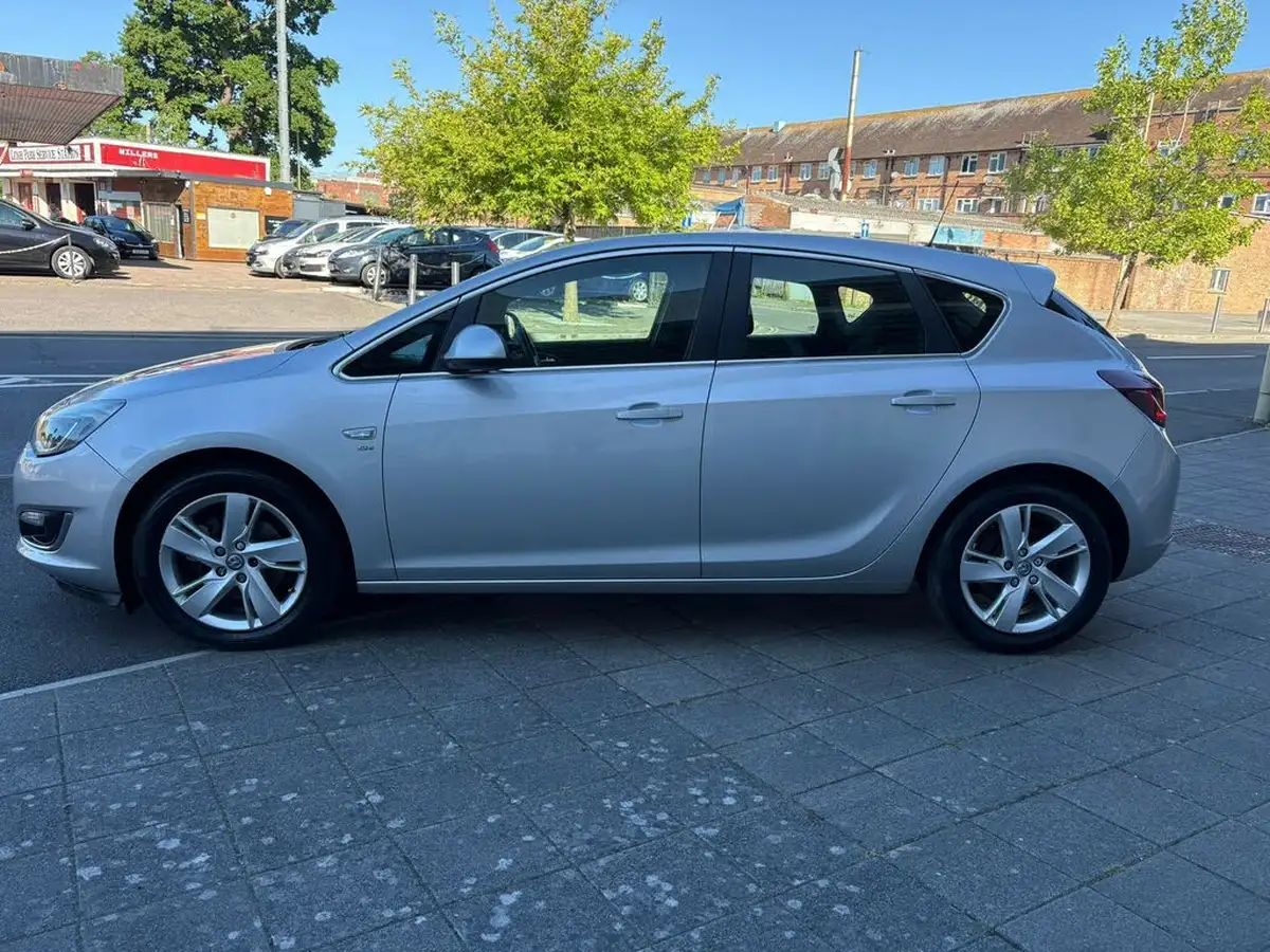 2013-vauxhall-astra-20td-sri-ecoflex-ss-hatchback-big-3
