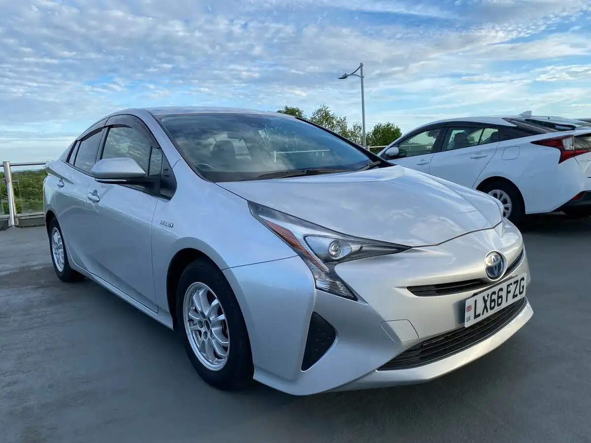 2017-toyota-prius-big-1