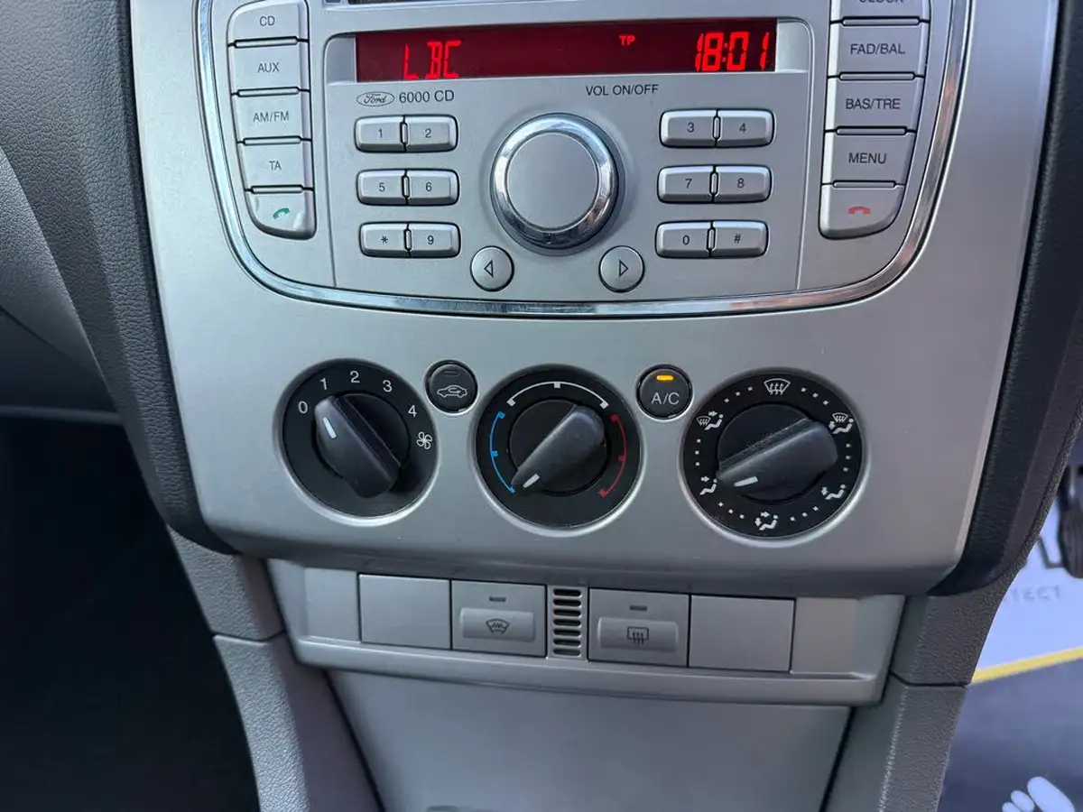 2009-ford-focus-16-zetec-hatchback-3d-big-19