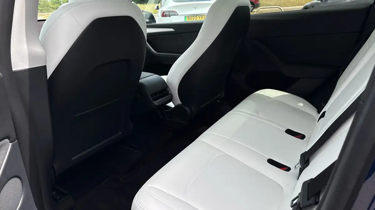2023-tesla-model-y-e-performance-big-14