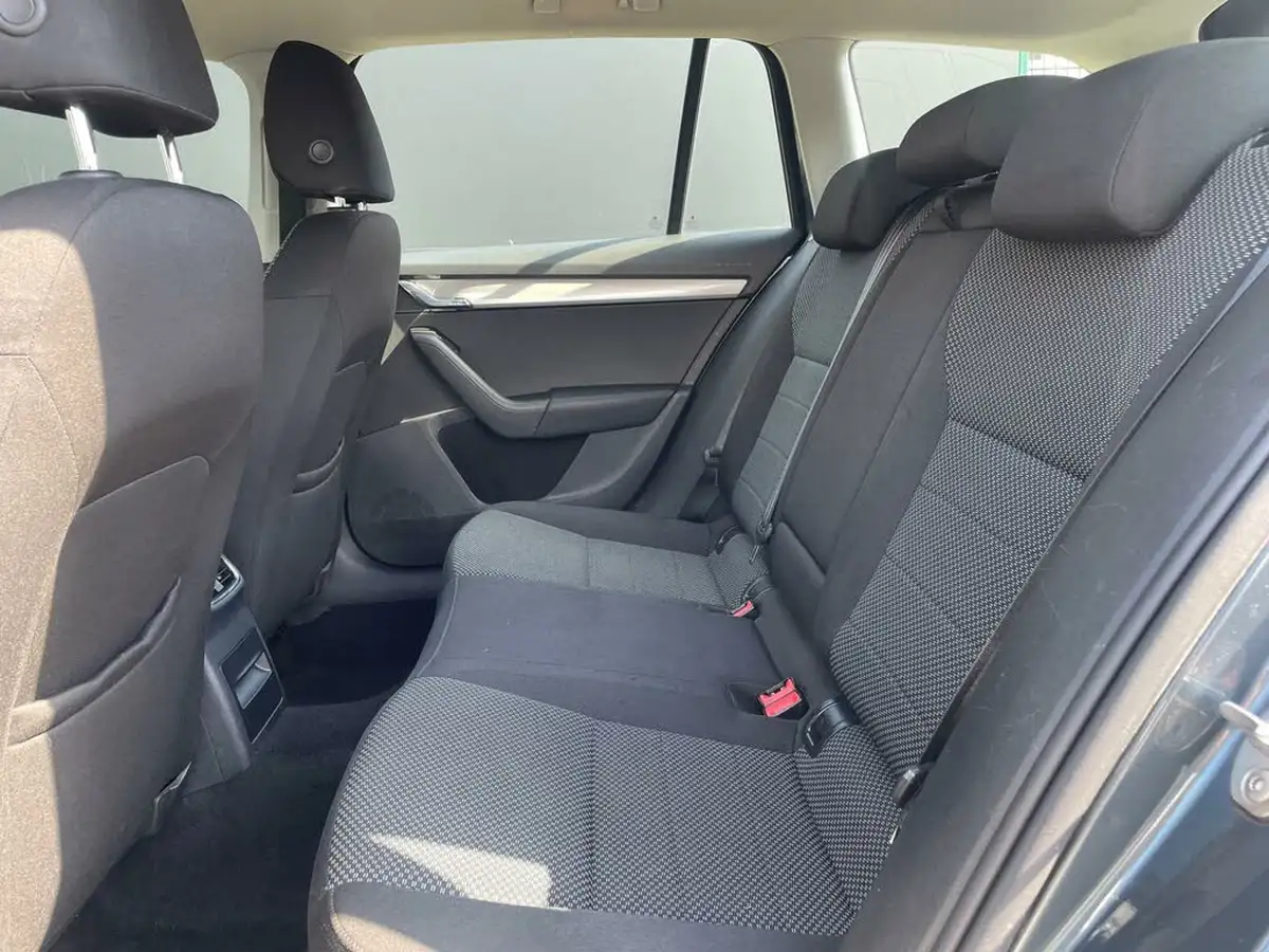 2016-skoda-octavia-20tdi-se-estate-big-30