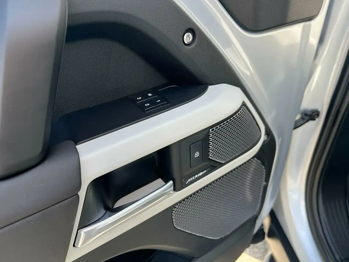 2024-land-rover-110-defender-30-d250-xs-edition-big-47