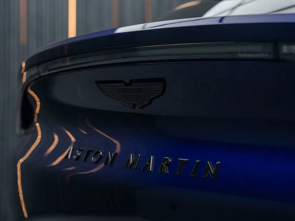 2021-aston-martin-dbx-40-v8-big-22