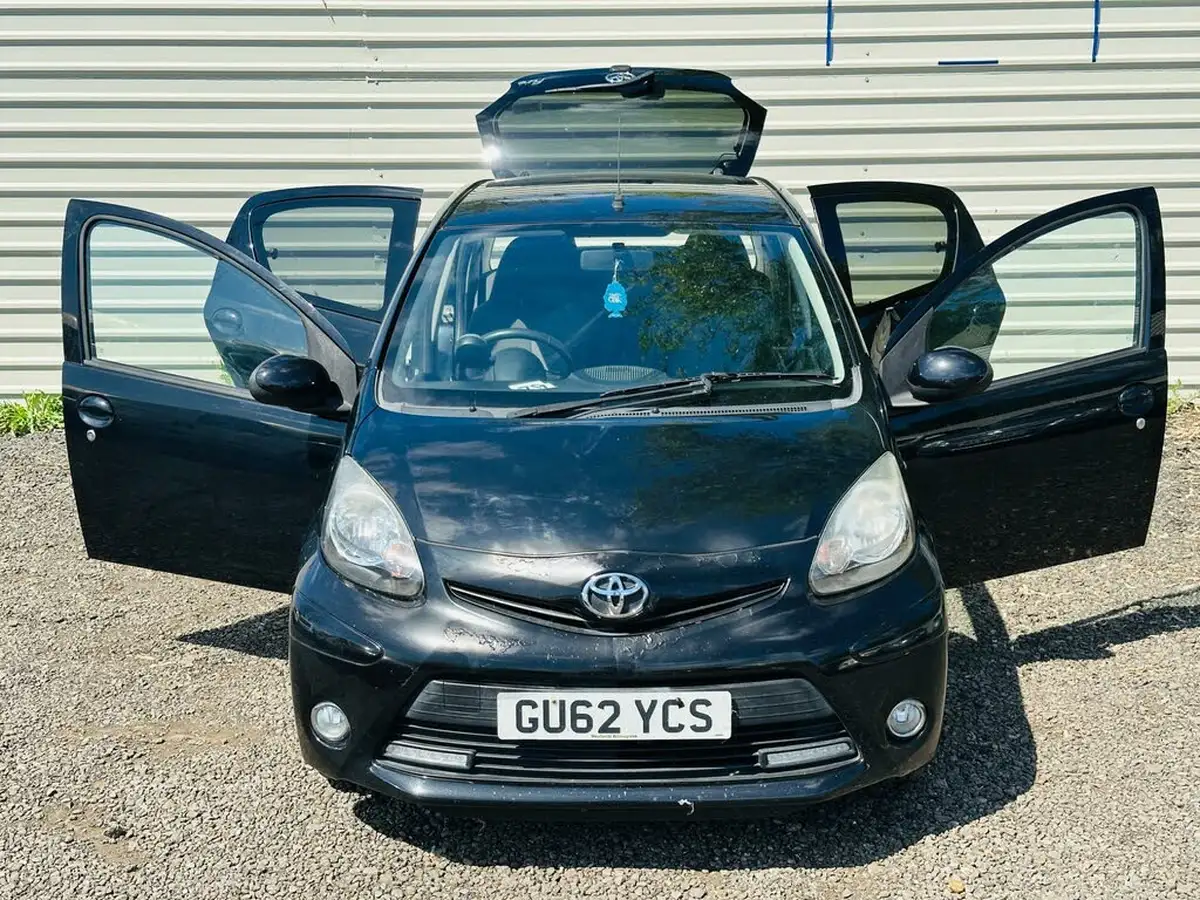 2012-toyota-aygo-10-aygo-fire-5d-big-19