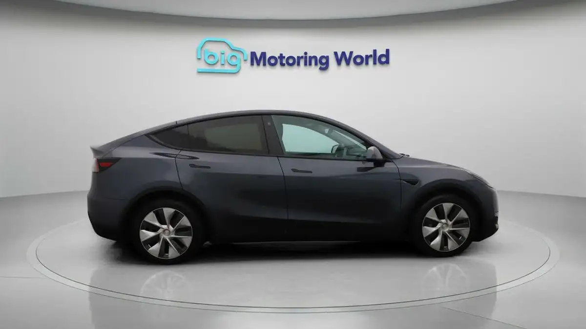 2022-tesla-model-y-e-long-range-big-8