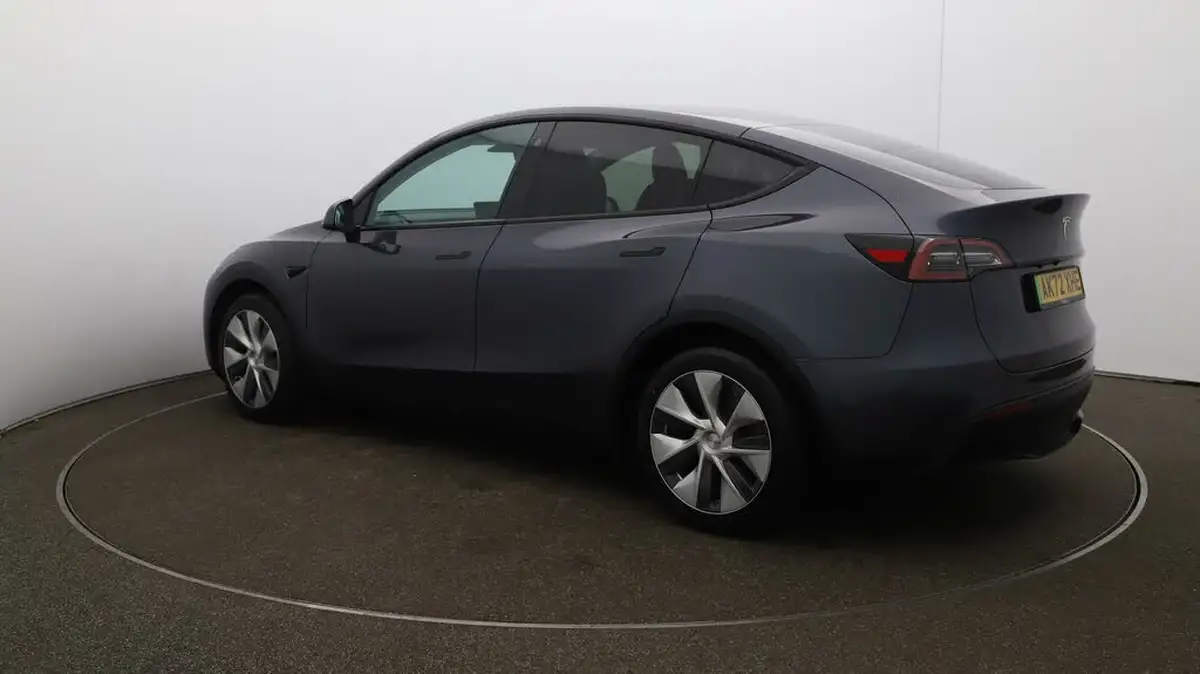 2022-tesla-model-y-e-long-range-big-32