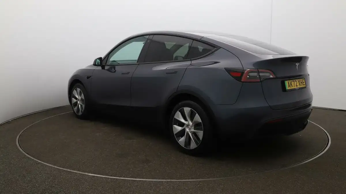 2022-tesla-model-y-e-long-range-big-60