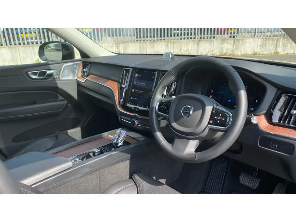 2024-volvo-xc60-20-b5-ultimate-big-4