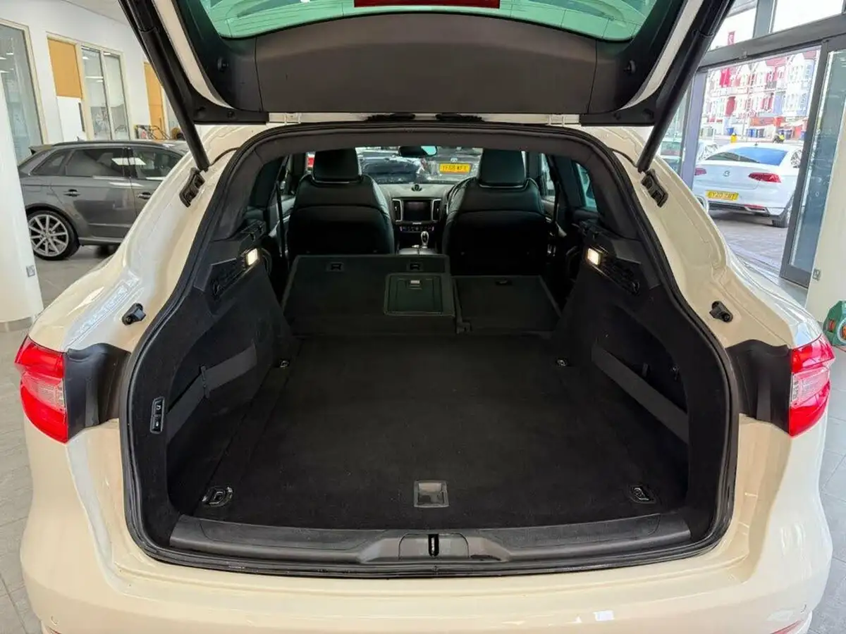 2017-maserati-levante-big-68