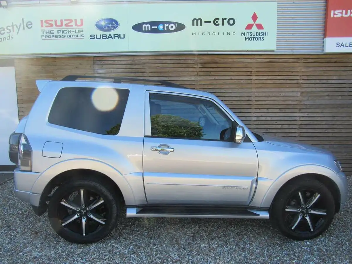 2016-mitsubishi-shogun-32td-barbarian-187bhp-4x4-station-wagon-3d-auto-big-2