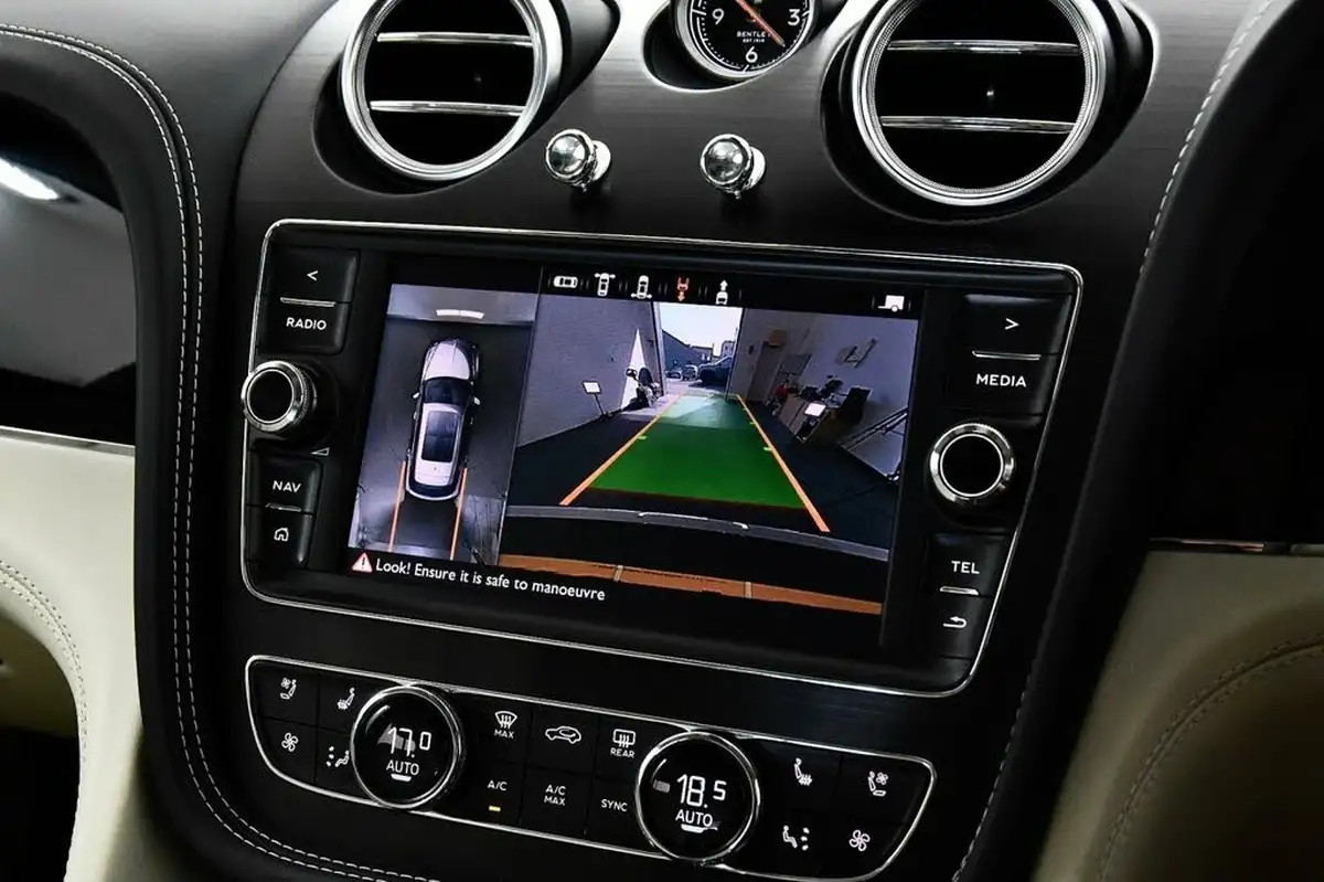 2019-bentley-bentayga-40-v8-big-34
