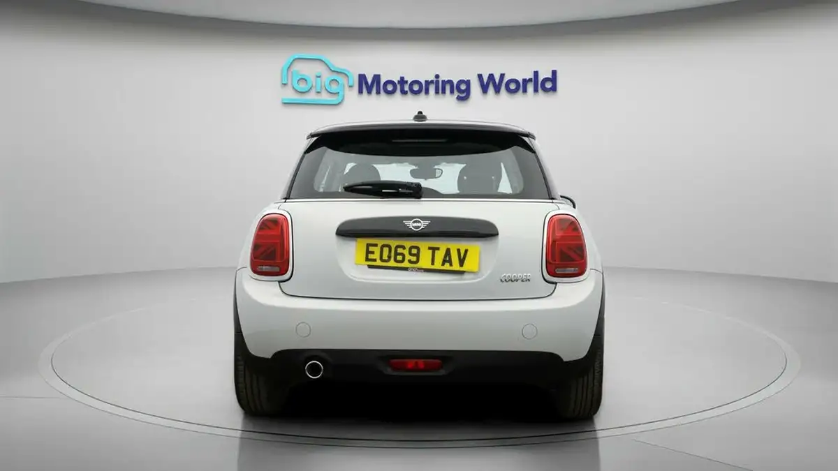 2019-mini-cooper-15-cooper-classic-hatchback-3d-big-5