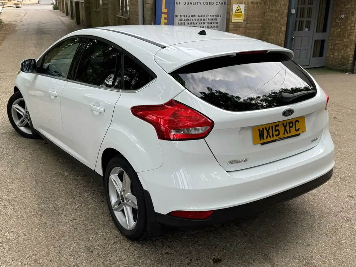 2015-ford-focus-10-zetec-t-125ps-hatchback-big-15
