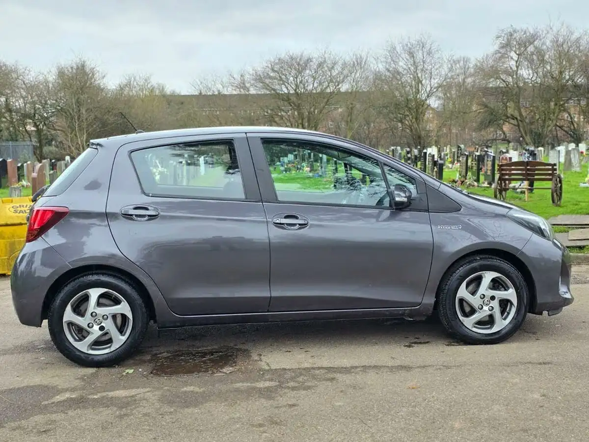2015-toyota-yaris-15-vvt-i-icon-hybrid-big-14