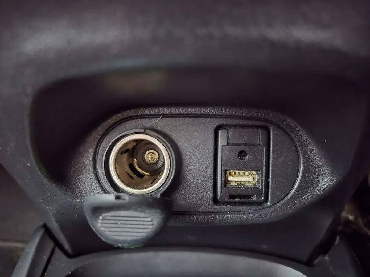 2015-toyota-yaris-15-vvt-i-icon-hybrid-big-38