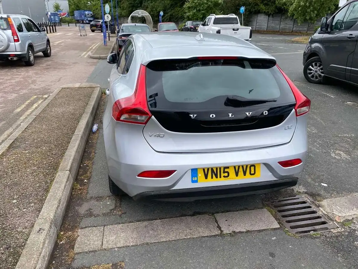 2015-volvo-v40-20td-d2-se-nav-big-3