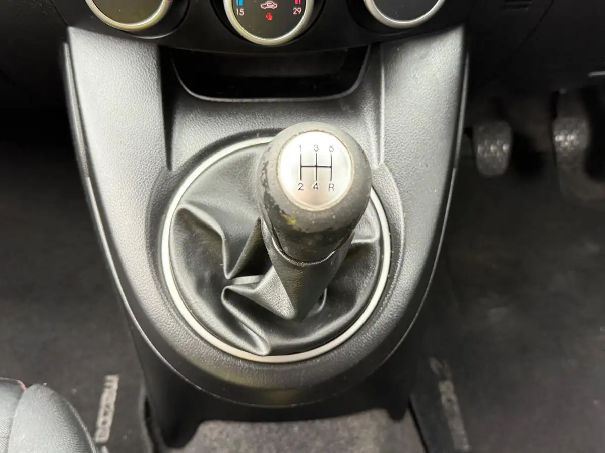 2013-mazda-mazda2-13-venture-big-11