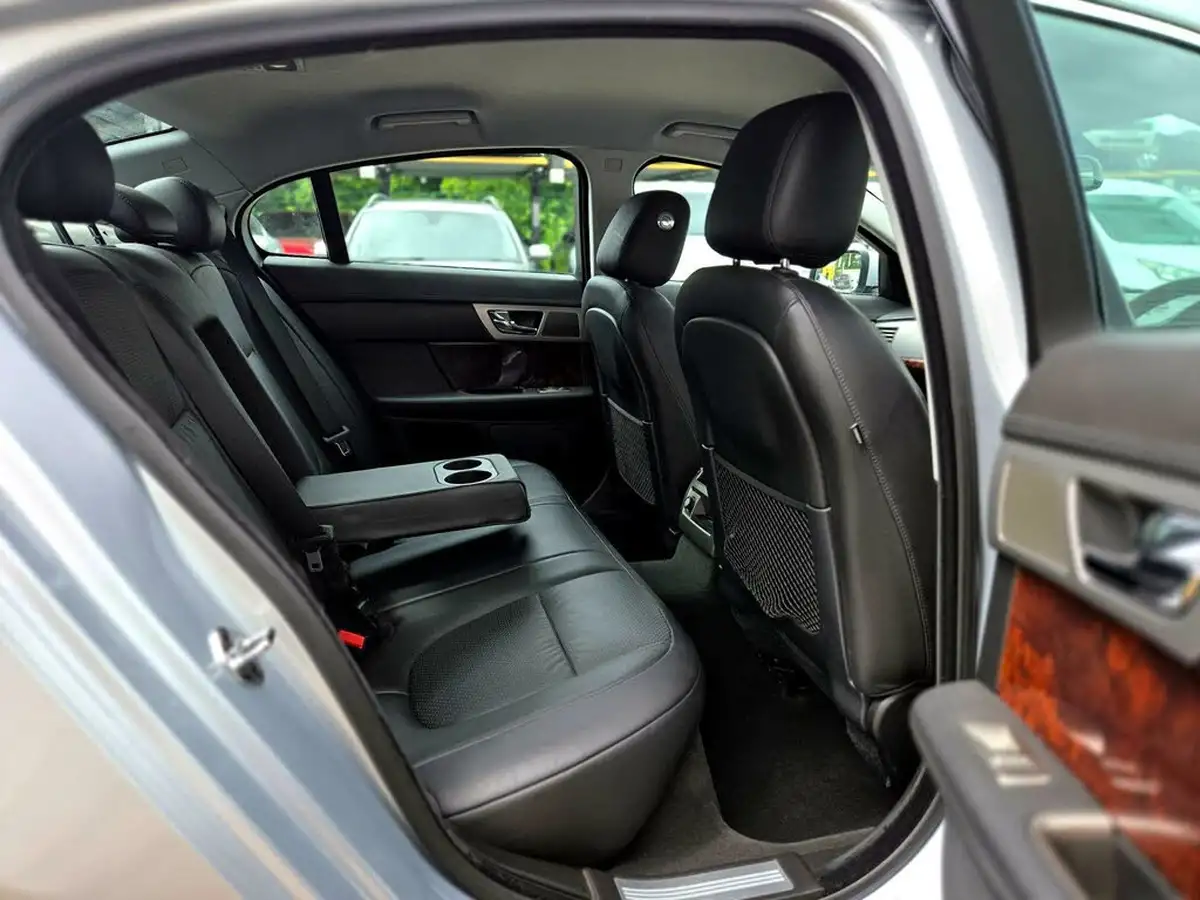 2010-jaguar-xf-30-premium-luxury-big-32