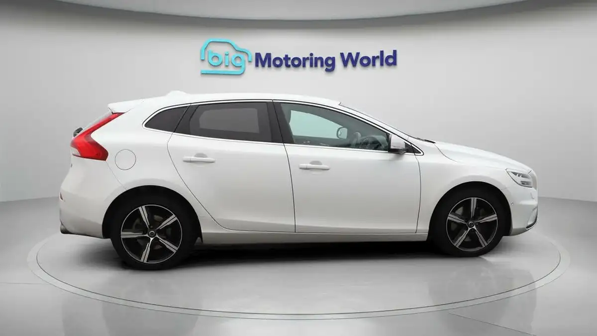 2018-volvo-v40-15-t2-r-design-nav-plus-big-7