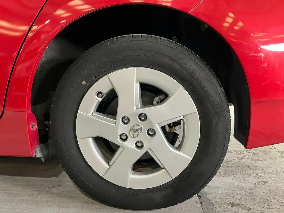 2010-toyota-prius-big-20