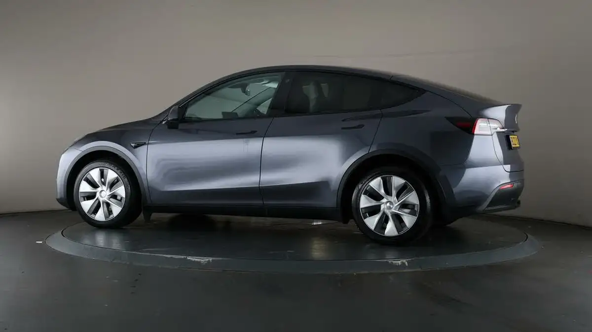 2022-tesla-model-y-e-long-range-big-69