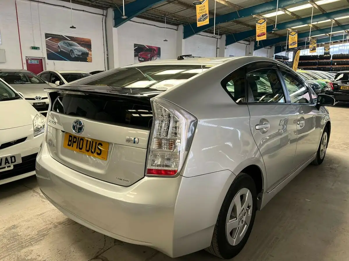 2010-toyota-prius-big-14