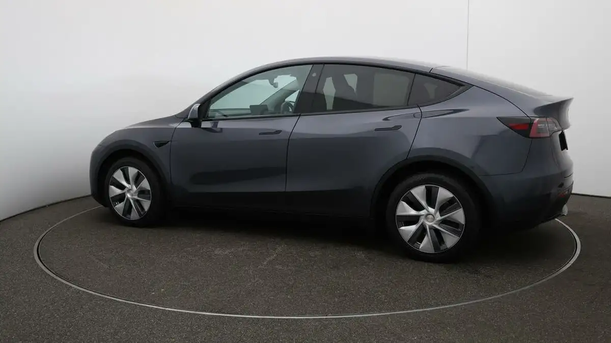 2022-tesla-model-y-e-long-range-big-47