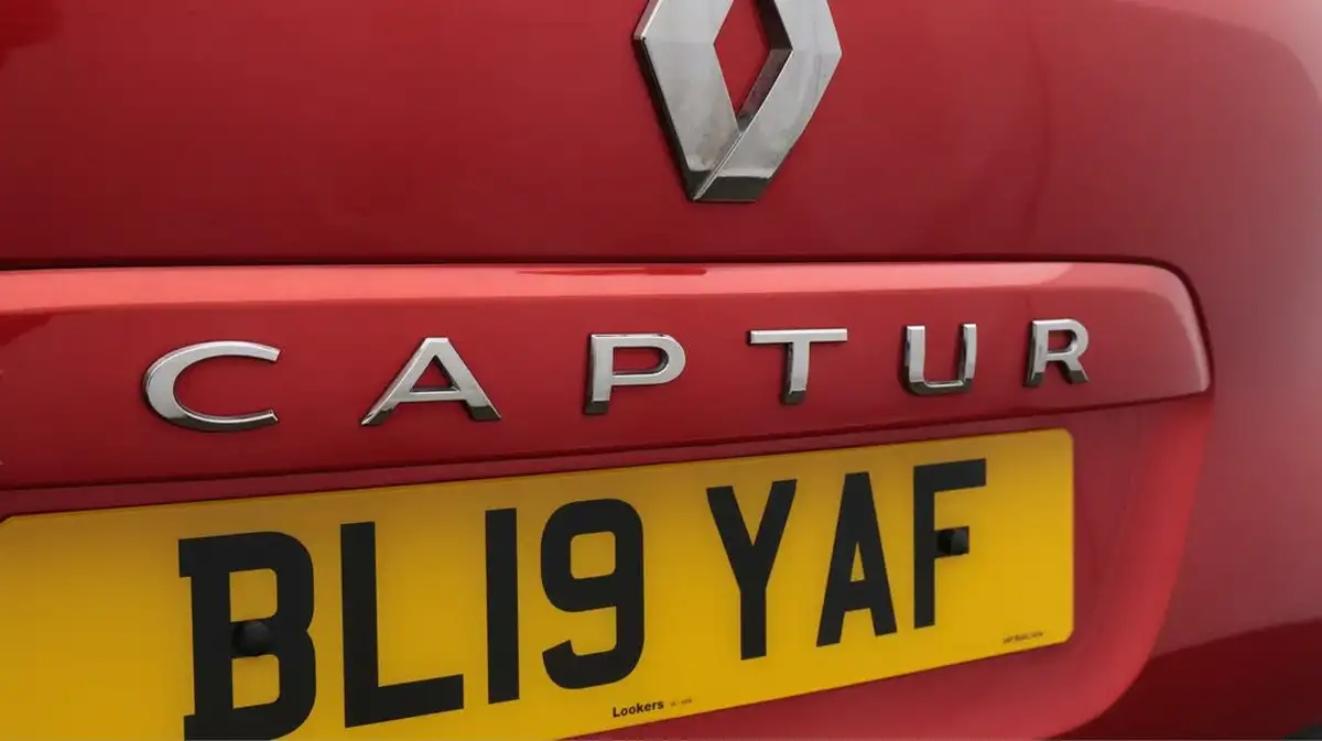 2019-renault-captur-09-tce-iconic-big-21