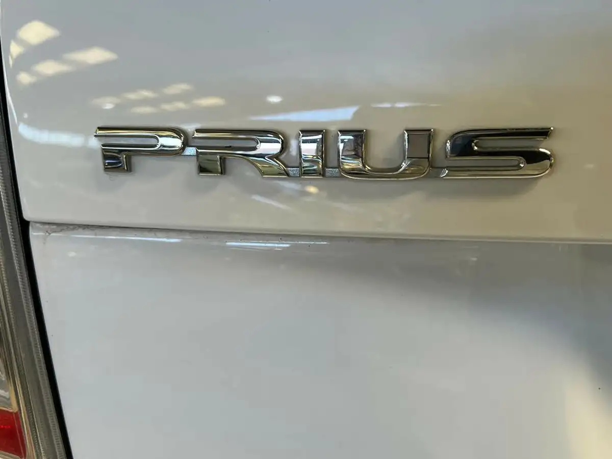 2011-toyota-prius-big-26