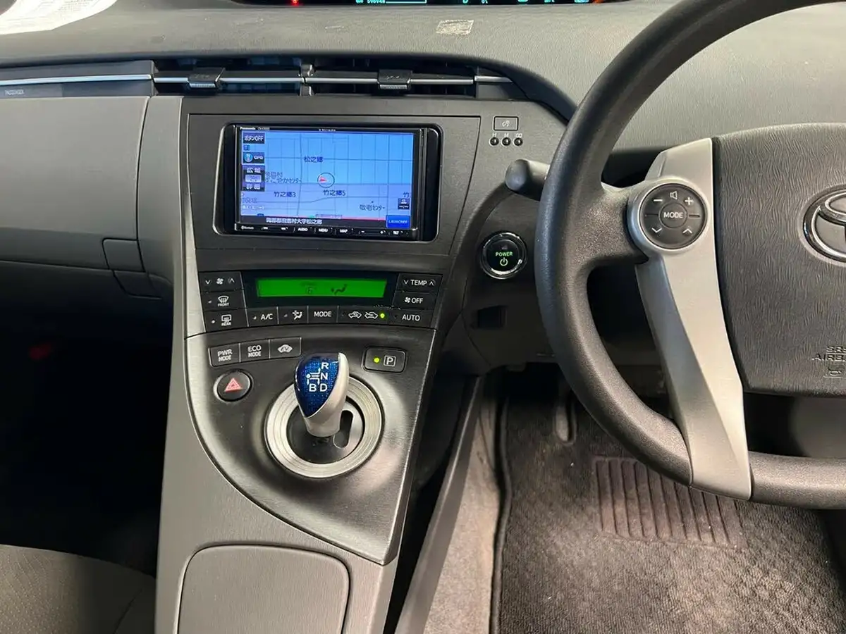 2011-toyota-prius-big-22