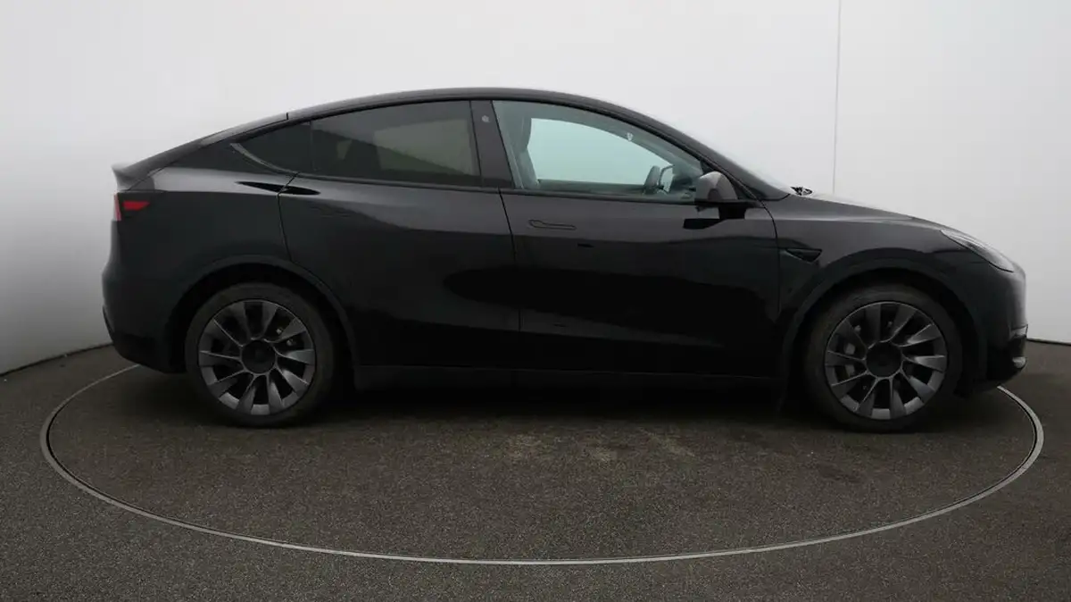 2022-tesla-model-y-e-long-range-big-47