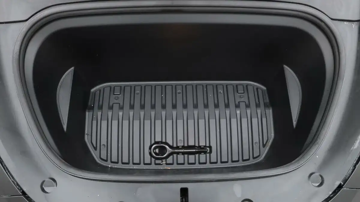 2022-tesla-model-y-e-long-range-big-19