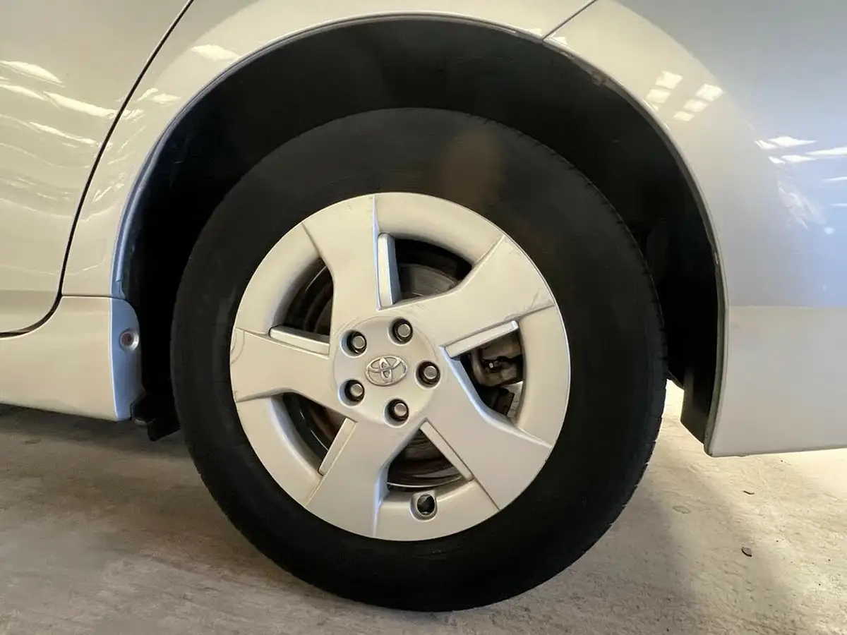 2010-toyota-prius-big-11