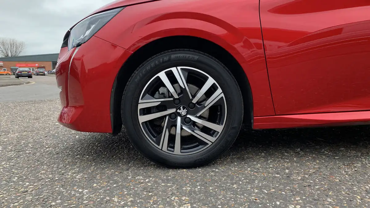 2023-peugeot-208-12-puretech-allure-premium-100ps-big-14