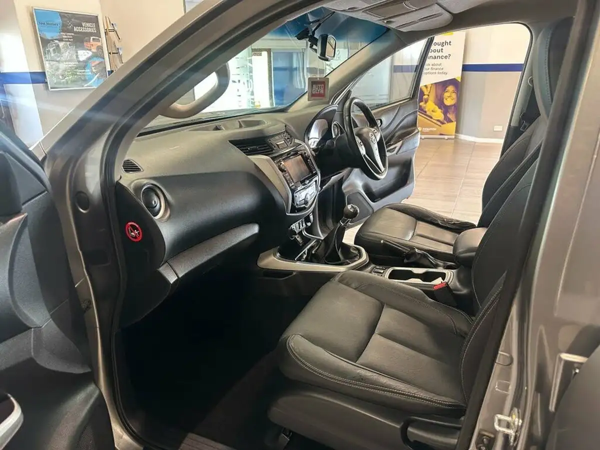 2016-nissan-np300-navara-23dci-tekna-big-10