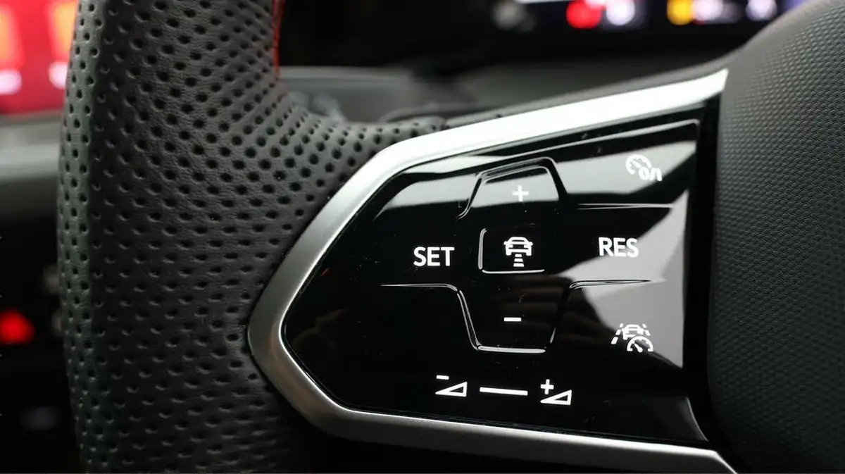 2024-volkswagen-golf-20-tsi-gti-245ps-big-21