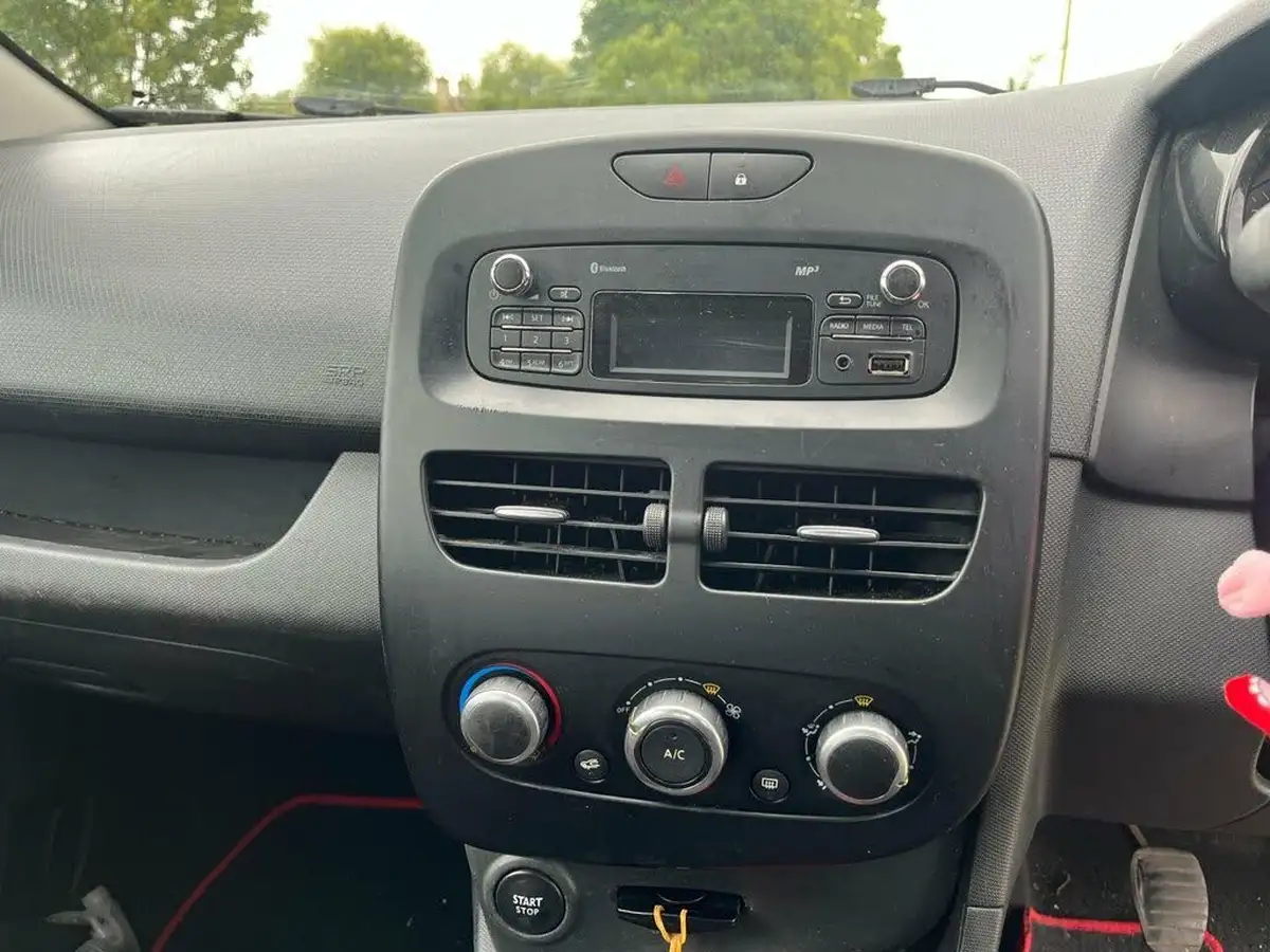 2015-renault-clio-15td-expression-energy-ss-big-8