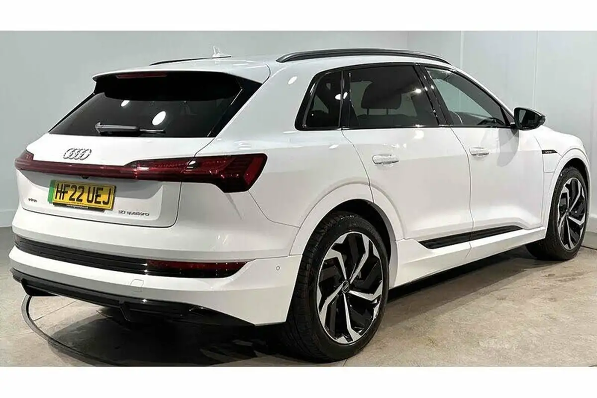 2022-audi-e-tron-50e-black-edition-station-wagon-big-8